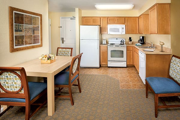 Worldmark San Diego - Mission Valley Dining Room & Kitchen