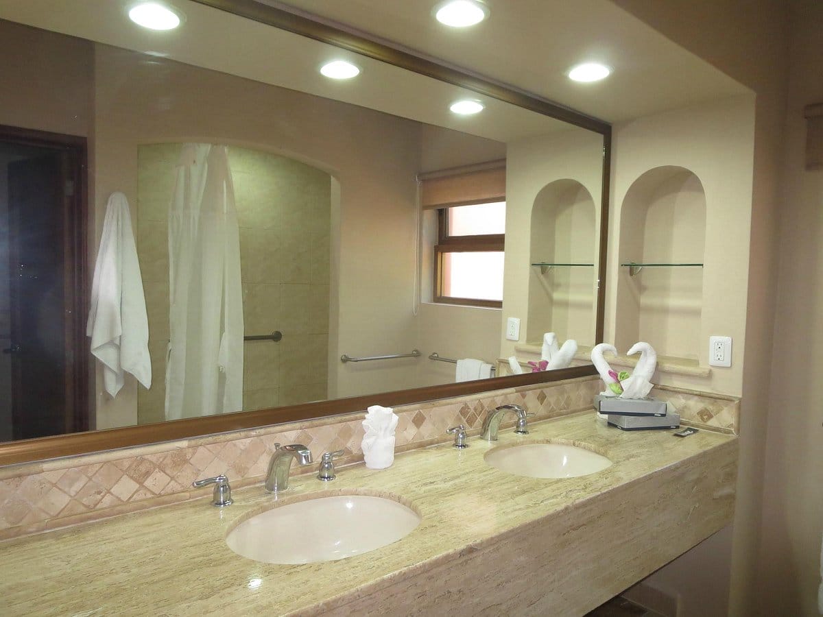 Vacation Internationale Torres Mazatlan bathroom