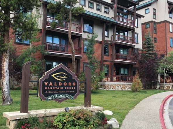 Valdoro Mountain Lodge, A HGVC Resort sign