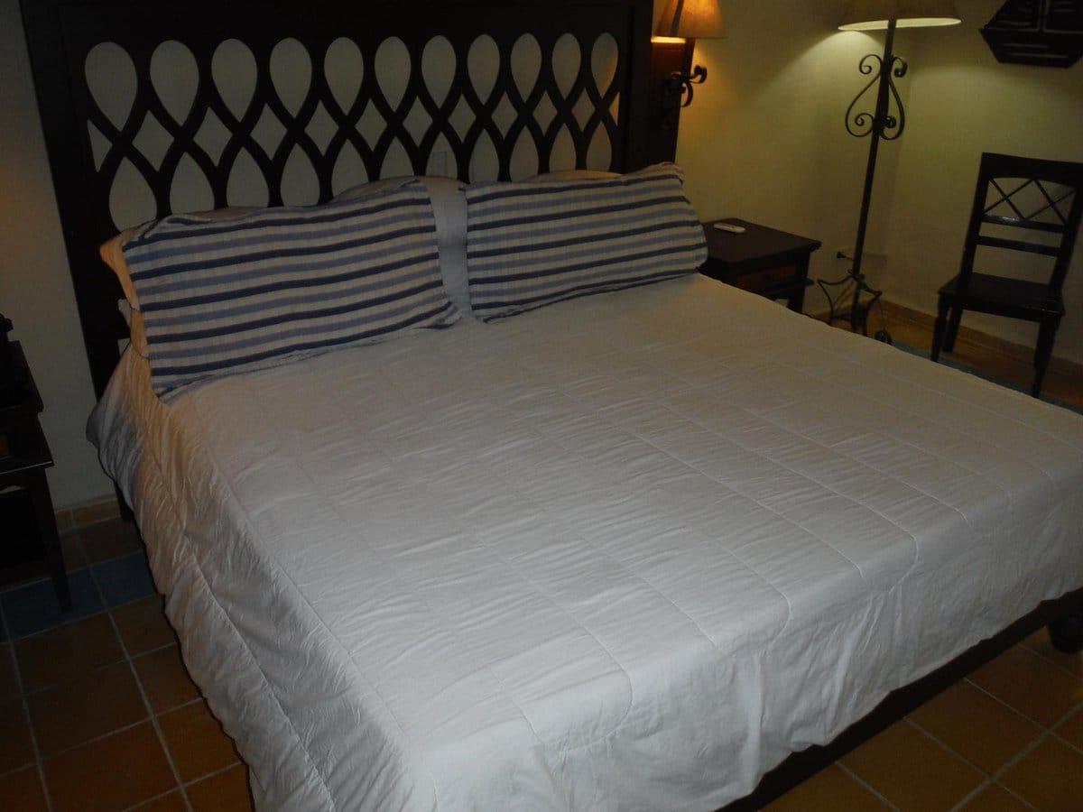 Victorian House king bed