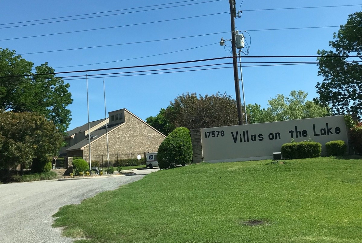 Villas Lake sign