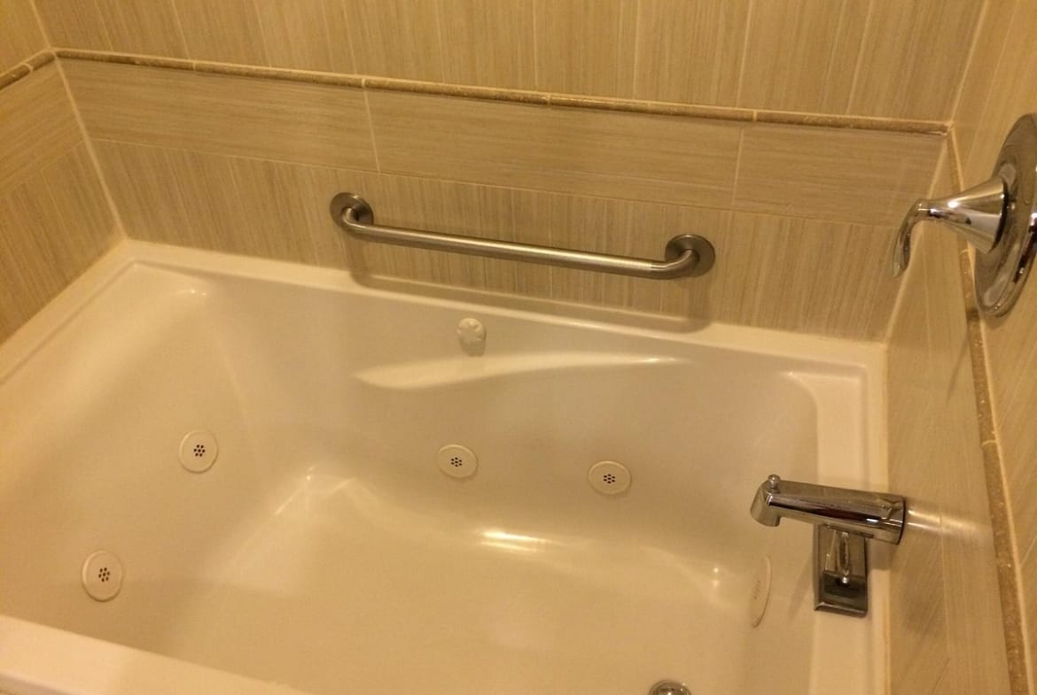 Wyndham Inn On Long Wharf tub bath