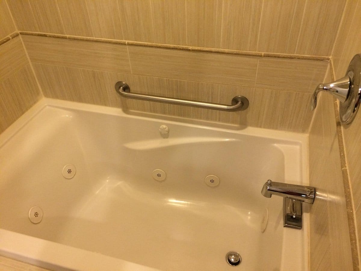 Wyndham Inn On Long Wharf tub bath