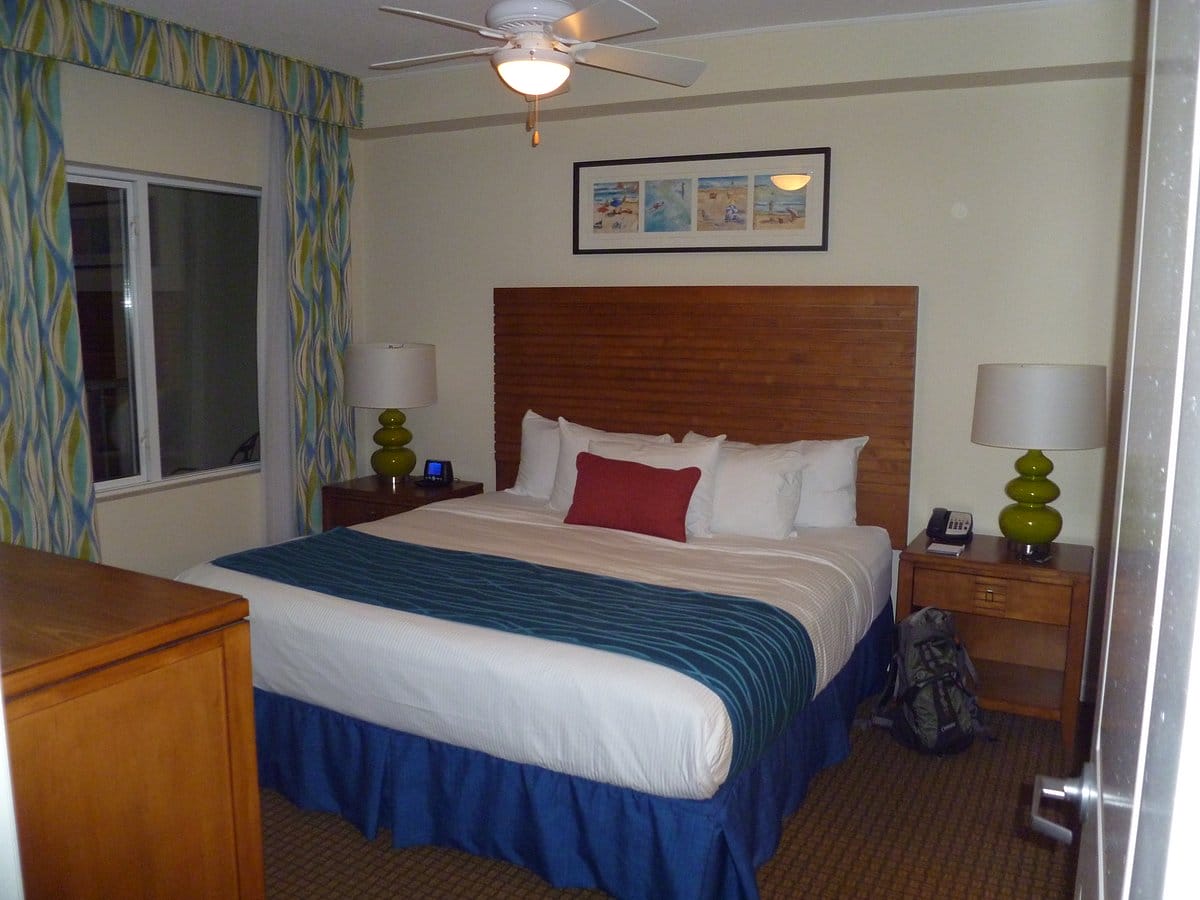 Wyndham Oceanside Pier Resort bed