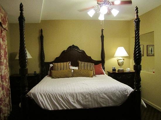 Wyndham Old Town Alexandria king bed