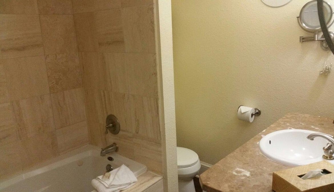 Wyndham Riverside Suites bathroom