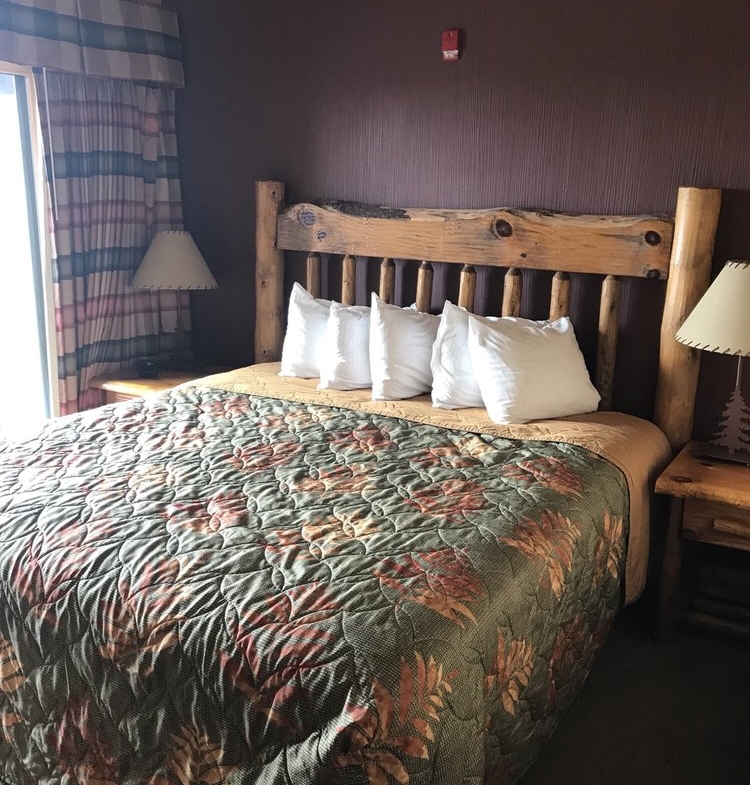 Wyndham Vacation Resorts At Glacier Canyon bed