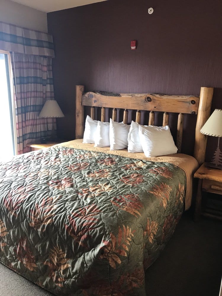 Wyndham Vacation Resorts At Glacier Canyon bed