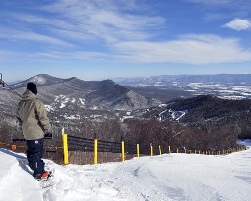 Snowboarding and skiing in Massanutten