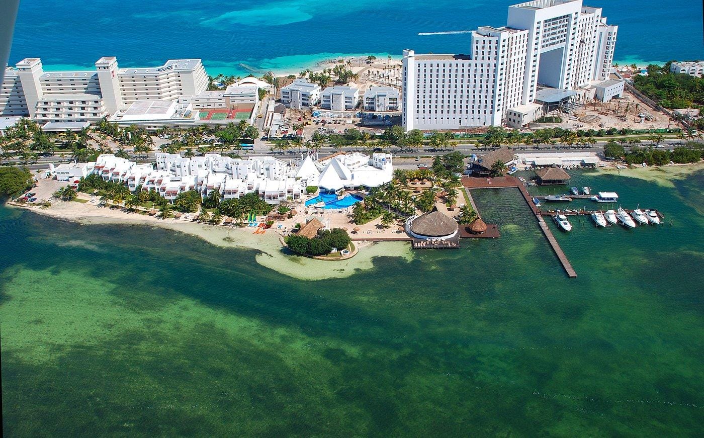 Holiday's Lounge Sunset Marina Resort and Yacht Club Cancun